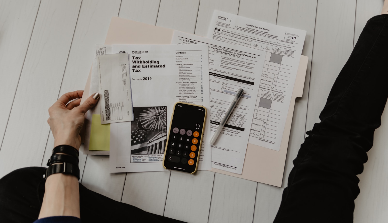 Finanzierungsberatung mit Unterlagen am Schreibtisch